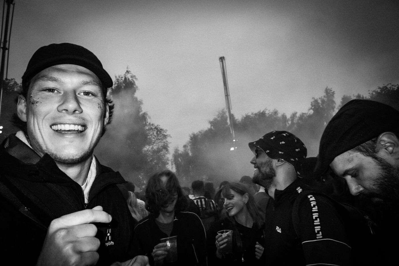 Nils skrattar mitt i en festivalpublik