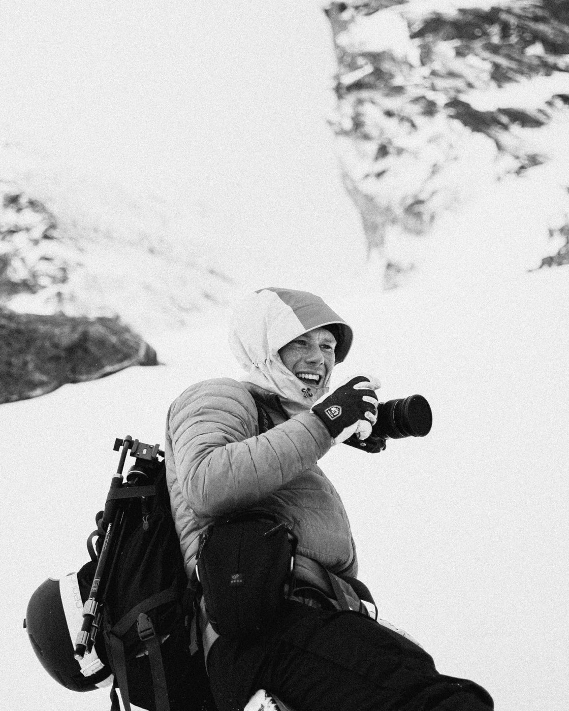 Nils skrattar med kameran i snön