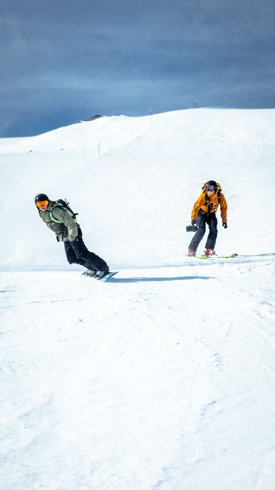 Nils filmar en snowboardåkare i backen